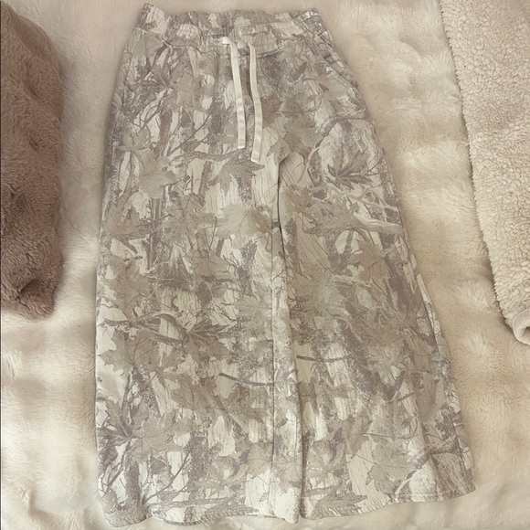 Hollister Pants - Hollister Camo sweatpants